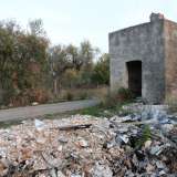 La viuzza, delimitata da bassi muretti a secco, si inoltra tra vasti uliveti puntellati dalla solita sporcizia. Sulla destra, davanti a un piccolo rudere, balza all'occhio un cumulo di immondizia spaventoso...